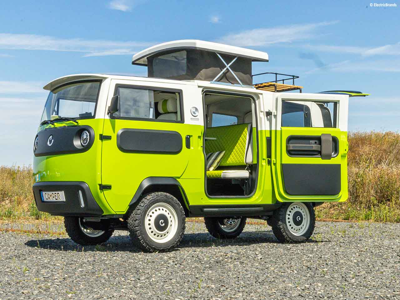 ElectricBrands XBUS, il camper che si può guidare anche a 16 anni, con tettuccio espanso e portelloni aperti