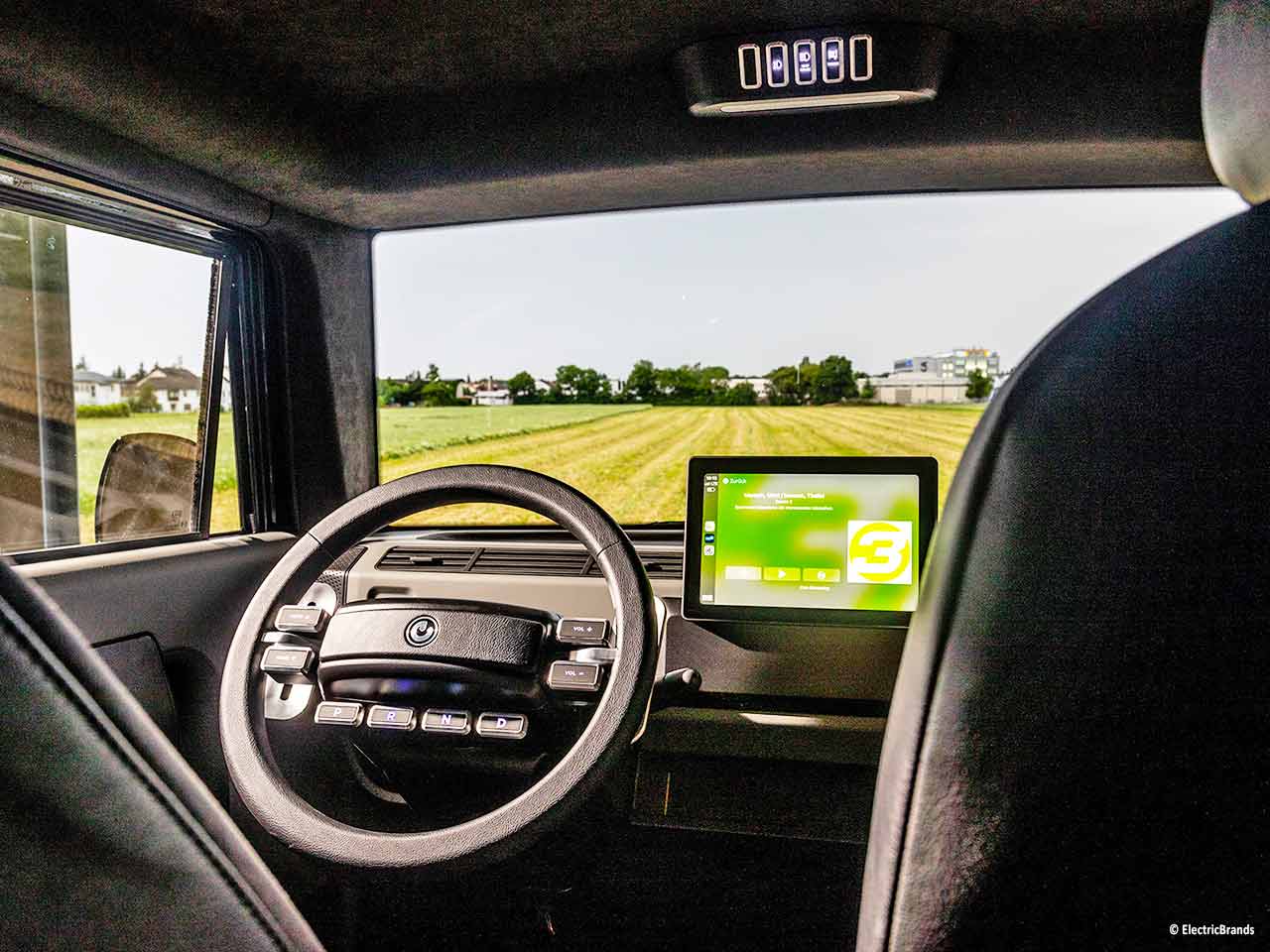 La cabina di guida dellElectricBrands XBUS, il camper che si può guidare già a 16 anni