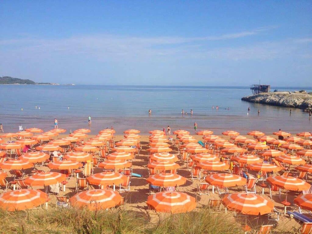 La spiaggia del Camping Baia Falcone.