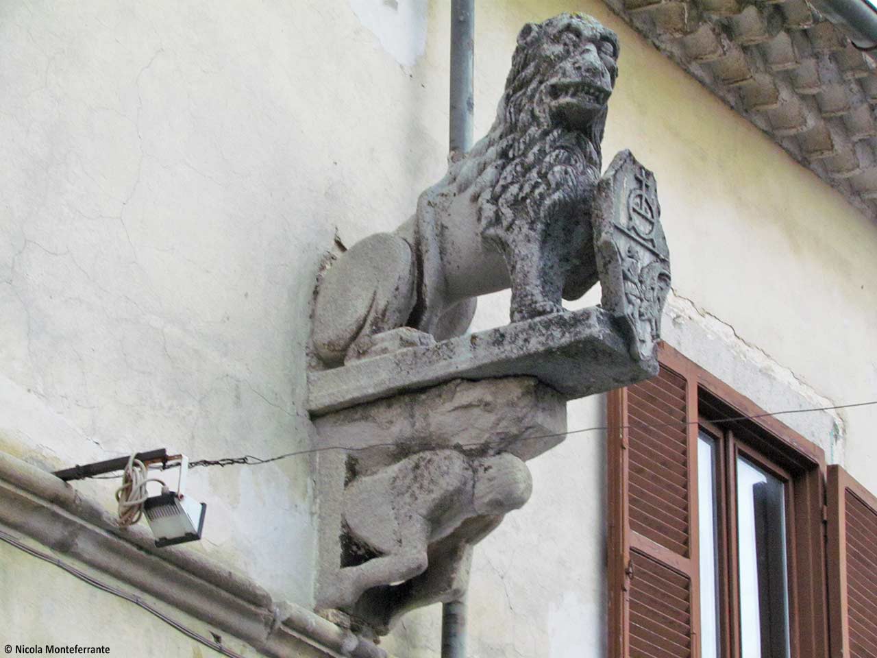 Alto Molise in camper: un leone di San Marco nel quartiere veneziano di Agnone