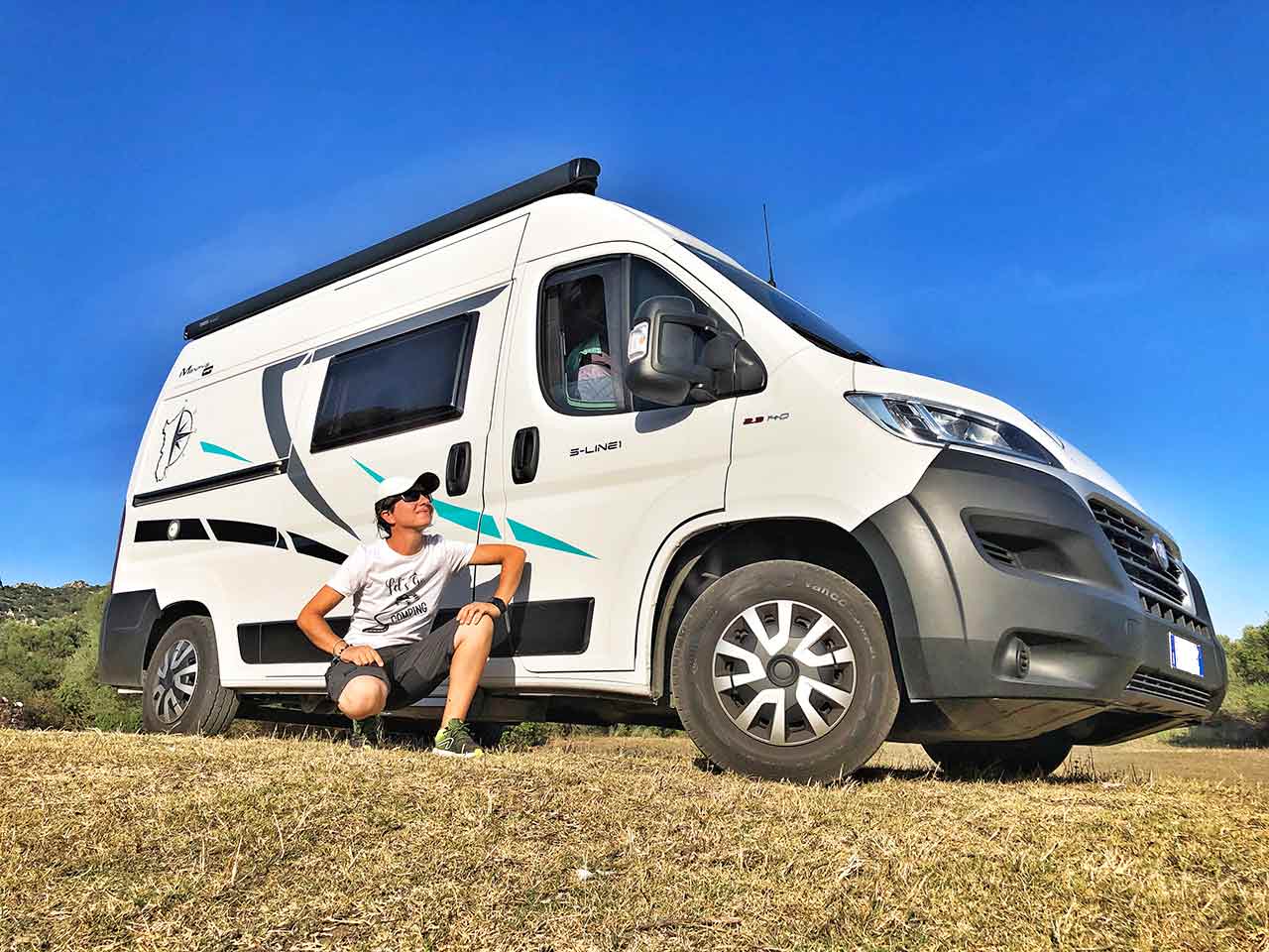 Adriana G. in uno dei suoi viaggi nell'interno della Sardegna.