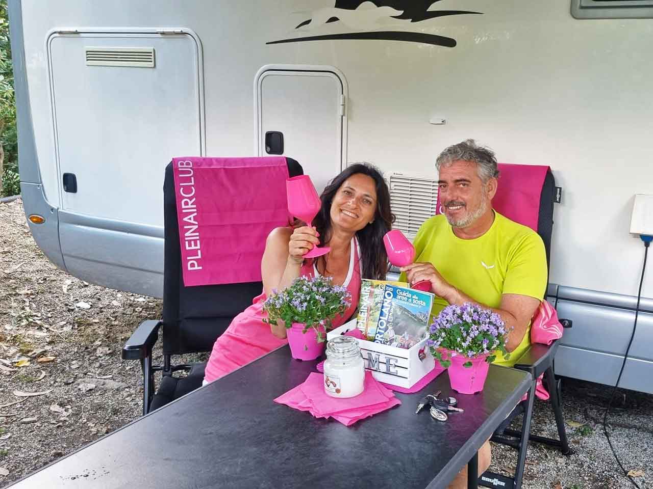 Rosanna e Luca su Rai1 per Camper in Viaggio: un brindisi tra i protagonisti della trasmissione