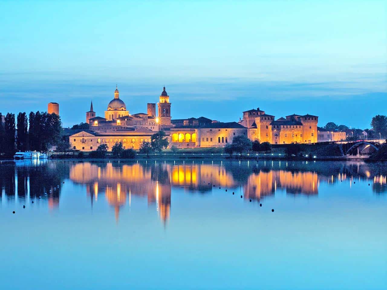 City Break in camper a Mantova e dintorni - Panorama serale di Mantova