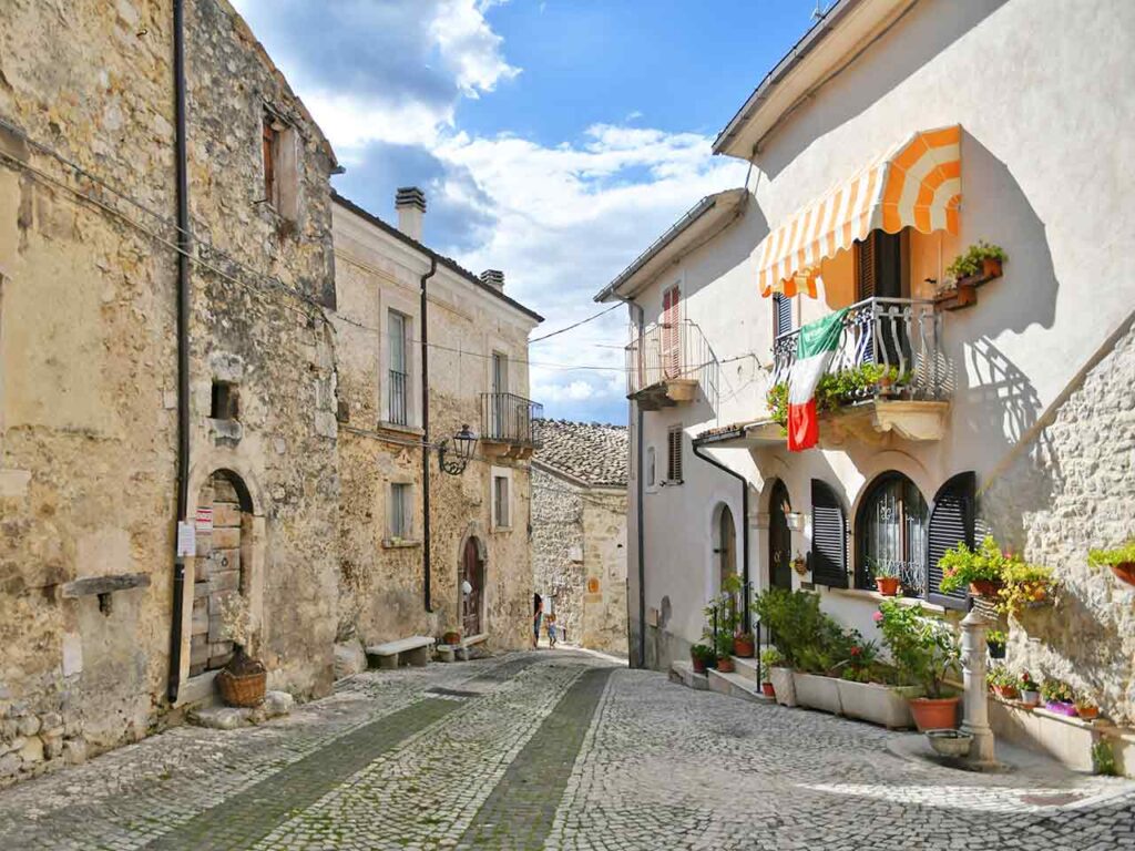 Uno scorcio di Caramanico Terme, una delle mete del viaggio in Abruzzo in camper attraverso il Parco della Maiella proposto dal PLEINAIRCLUB.