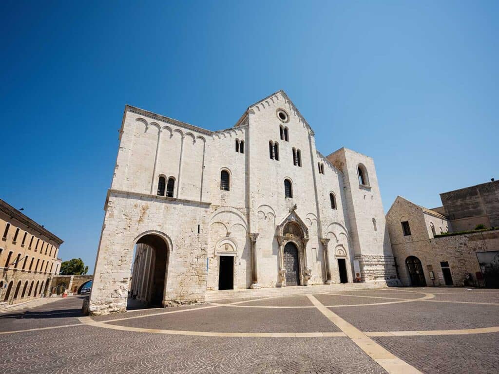 La Basilica di San Nicola di Bari, uno dei luoghi da visitare in camper a luglio suggeriti dal PLEINAIRCLUB.