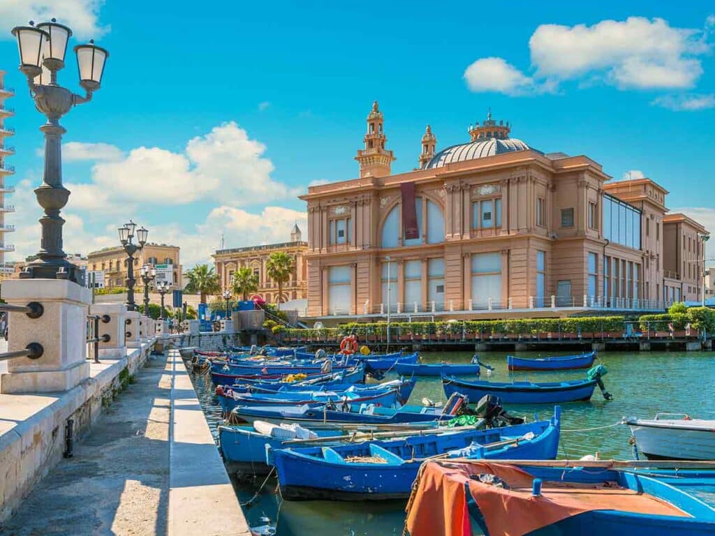 Il Teatro Margherita affacciato sul Molo San Nicola a Bari, uno dei luoghi da visitare in camper a luglio suggeriti dal PLEINAIRCLUB.