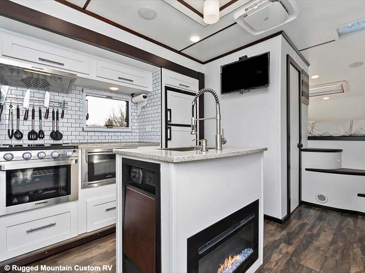 Rugged Mountain RV Denali pick-up camper: la cucina