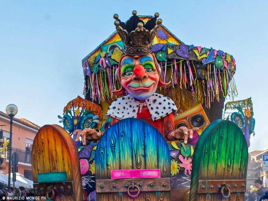 Un carro allegorico del Carnevale Storico di Santhià, uno degli eventi consigliati dal PLEINAIRCLUB per vivere il Carnevale in camper 2026.