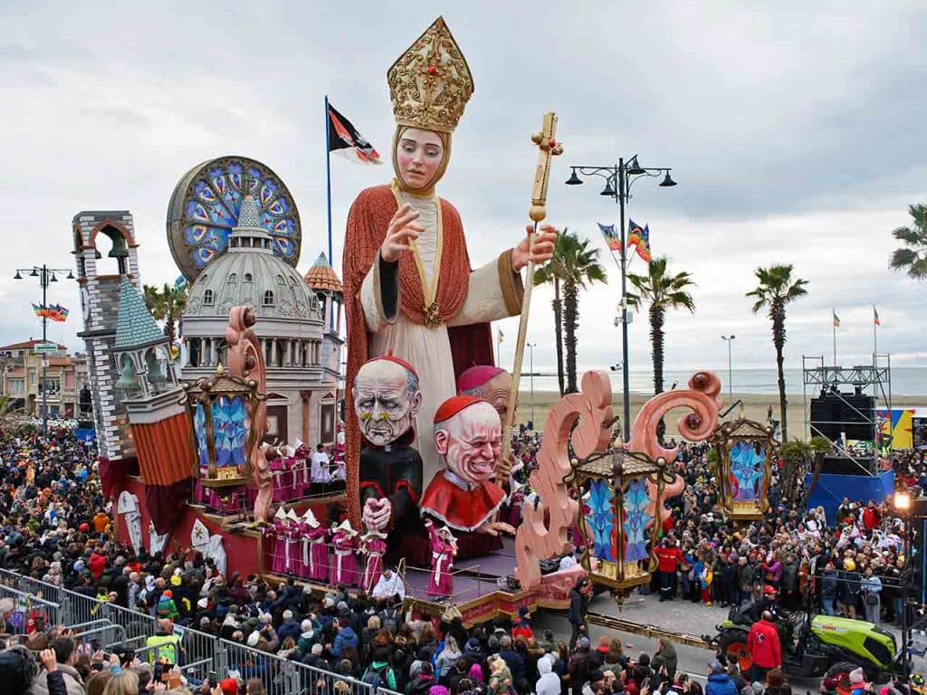 Il carro allegorico Sic Transit Gloria Mundi di Lombardi Carlo e Lorenzo sfila nel corteo del Carnevale di Viareggio 2025.
