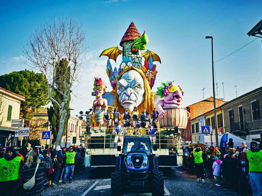 Un carro allegorico del Carnevale di Fano, uno degli eventi consigliati dal PLEINAIRCLUB per vivere il Carnevale in camper 2026.
