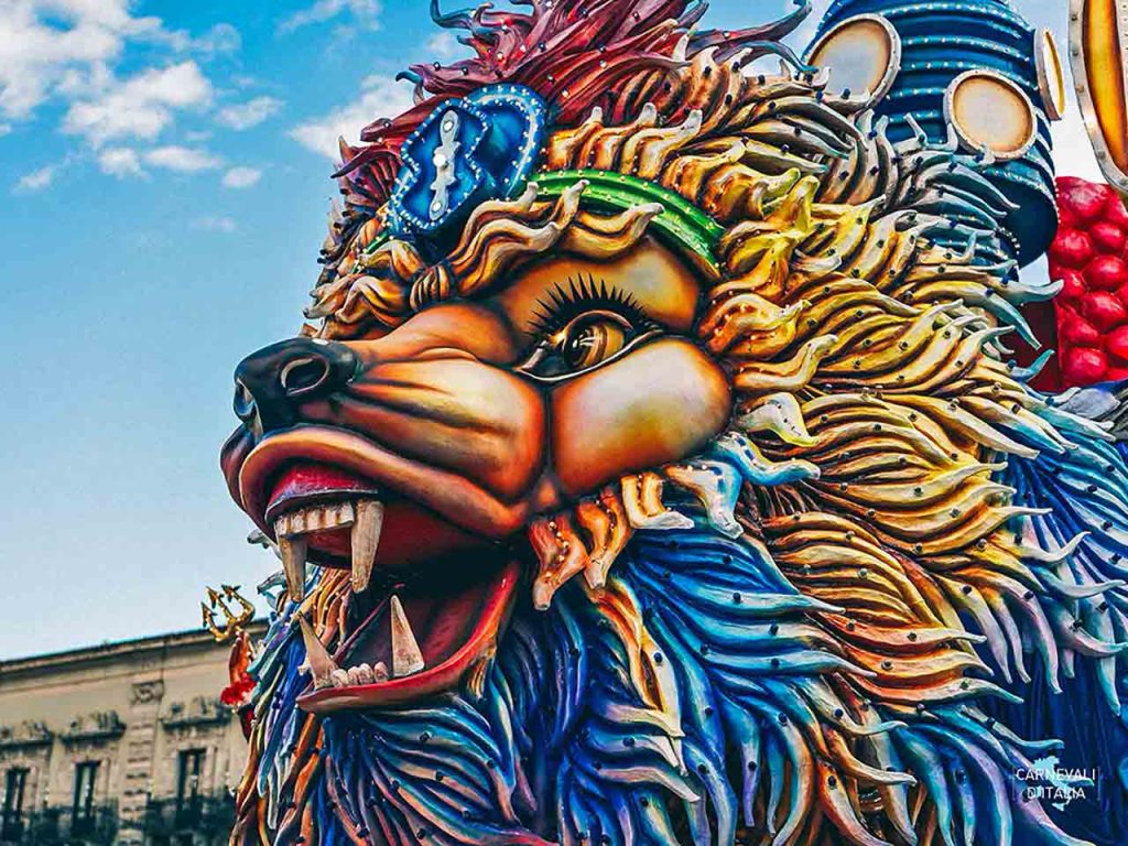 Un carro allegorico del Carnevale di Acireale, uno degli eventi consigliati dal PLEINAIRCLUB per vivere il Carnevale in camper 2026.