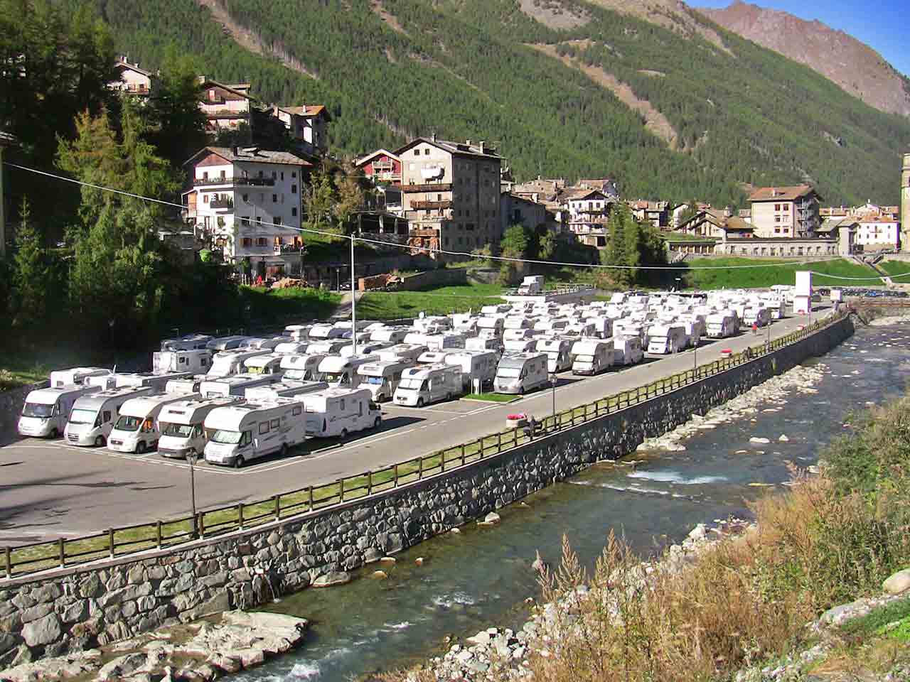 Le aree di sosta e i campeggi dove sostare in montagna: l'Area Sosta Camper Cogne Lillaz a Cogne (AO).