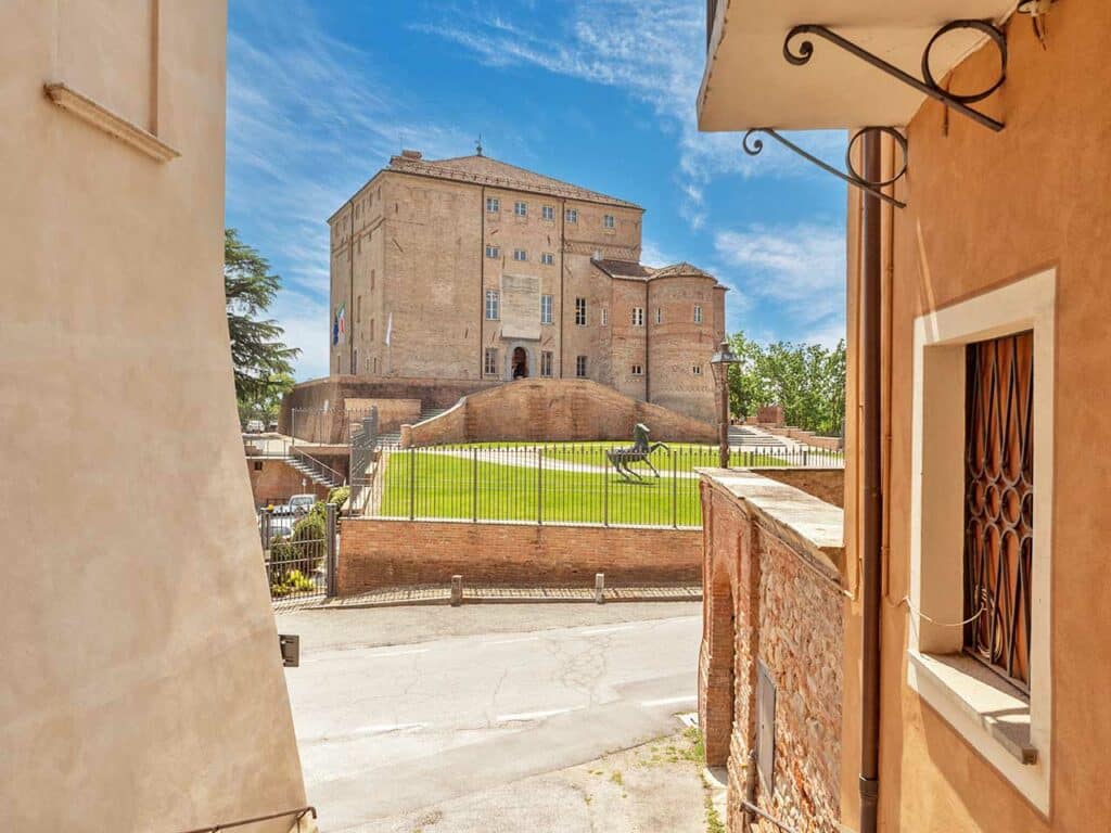 Il castello di Carrù (CN).