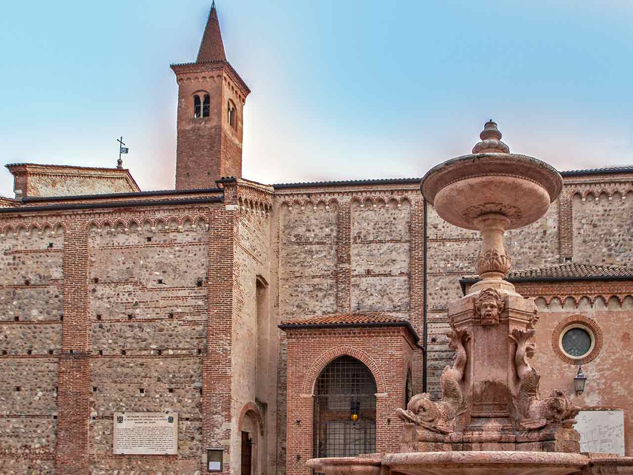 La chiesa di San Francesco e la Fontana Bonaguro in Piazza Garibaldi - luoghi da visitare in camper a marzo.