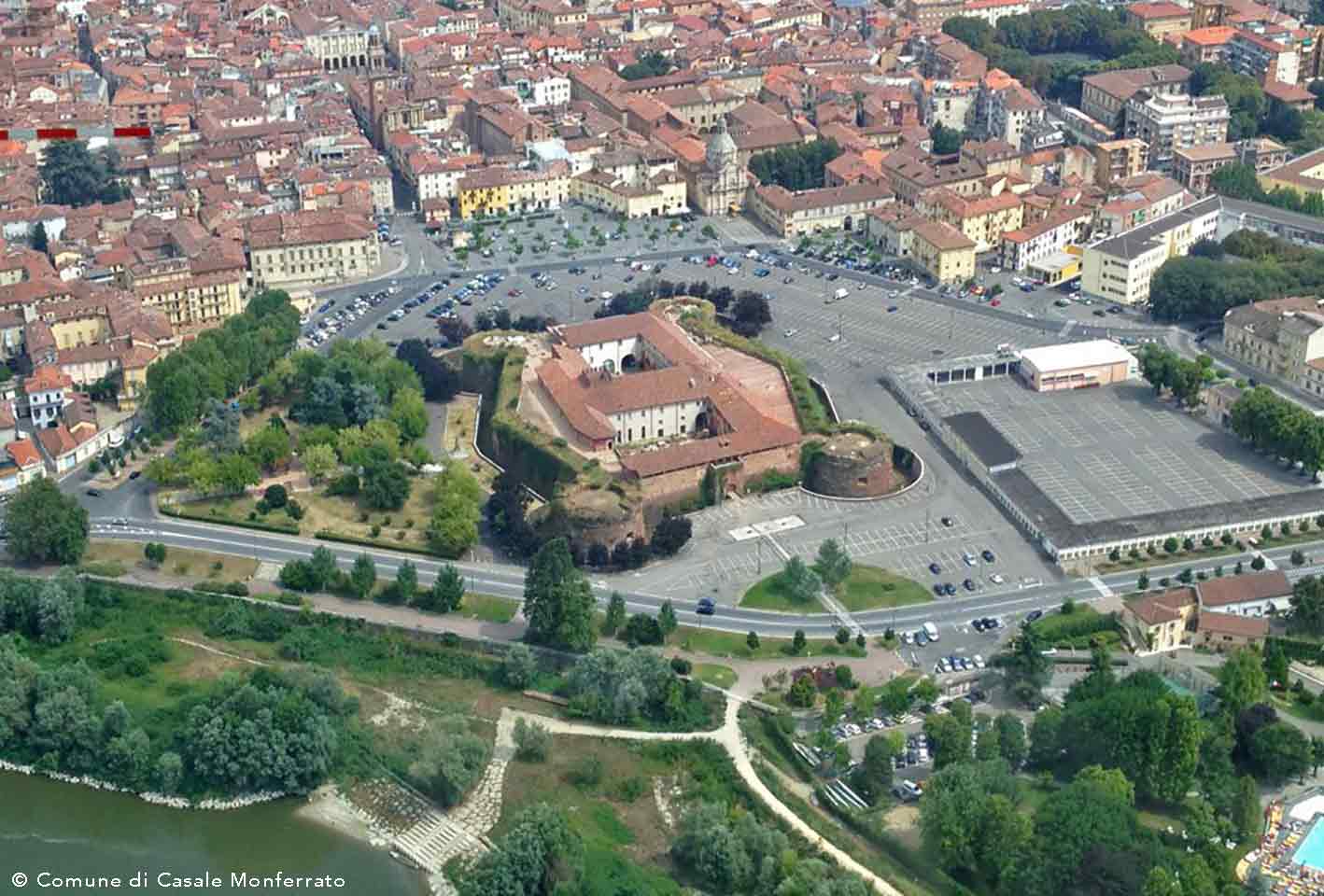 Veduta aerea del castello - Weekend nel Monferrato in camper.