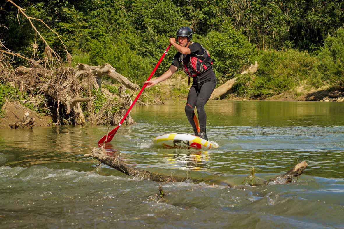 Escursione in SUP sul fiume Ombrone, una delle esperienze proposte dall'Associazione Terramare alle quali puoi partecipare approfittando degli  sconti per le attività outdoor offerti dal PLEINAIRCLUB. 