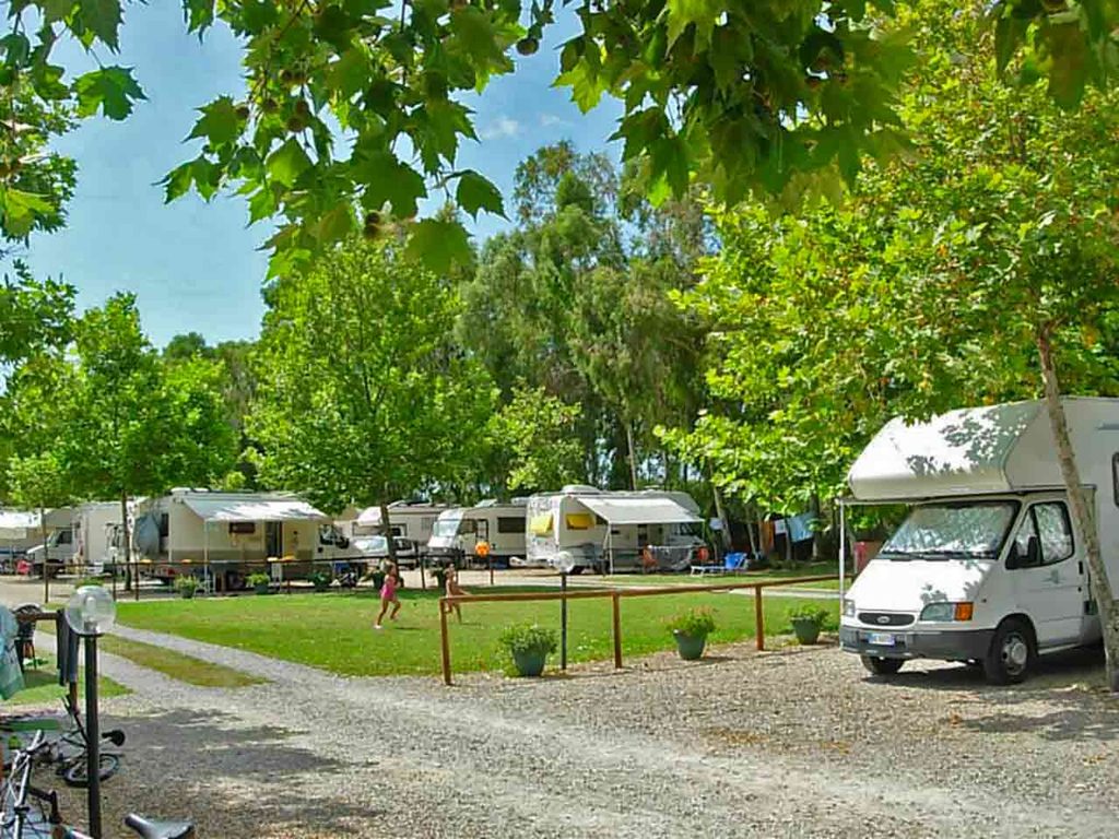 I Platani Camper Service, una delle aree di sosta e campeggi in Sardegna tra Alghero e Stintino suggeriti dal PLEINAIRCLUB.