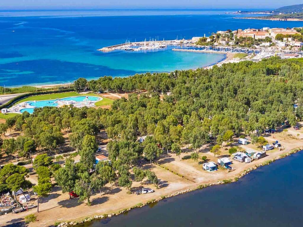 Il Camping Village Laguna Blu, uno dei campeggi e aree sosta camper in Sardegna tra Alghero e Stintino suggeriti dal PLEINAIRCLUB.