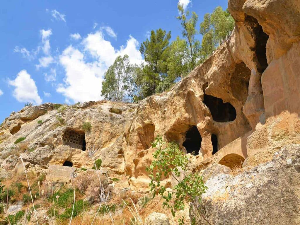 Il sito archeologico del Villaggio Bizantino di Vallone Canalotto a Calascibetta (EN).