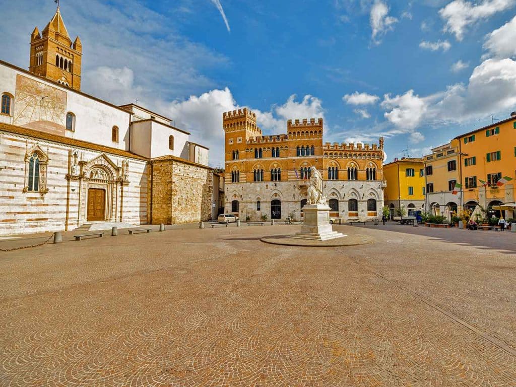 Piazza Dante o Piazza delle Catene a Grosseto, una delle tappe del viaggio in Toscana in camper sul mare della Maremma proposto dal PLEINAIRCLUB.