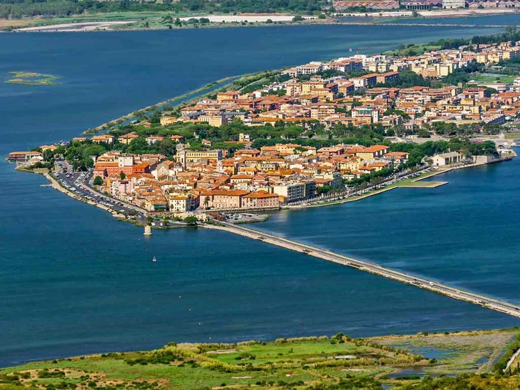 Veduta aerea di Orbetello, una delle tappe del viaggio in Toscana in camper sul mare della Maremma proposto dal PLEINAIRCLUB.