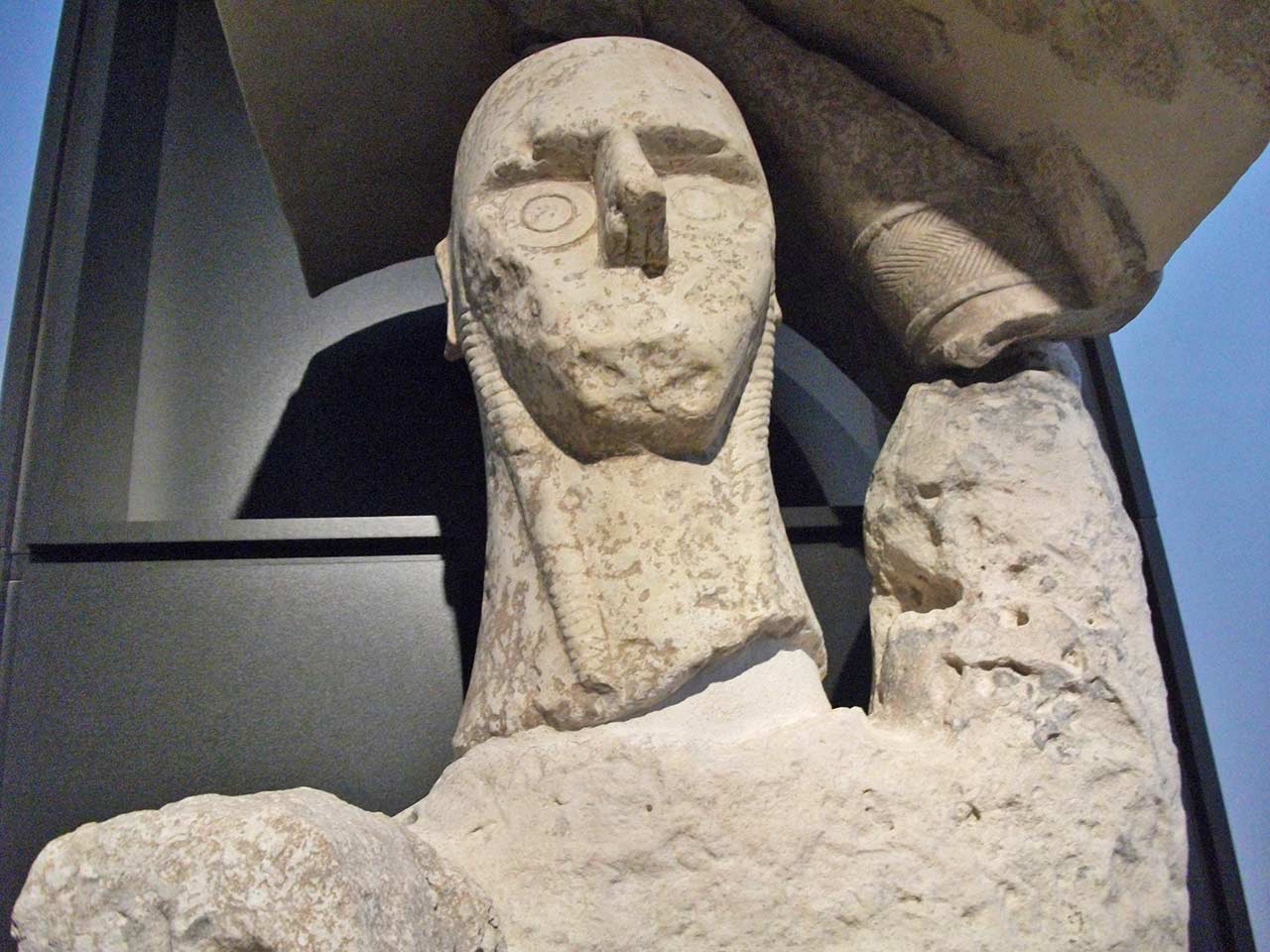 Sardegna in camper tra Oristano e il Sinis: uno dei Giganti di Mont'e Prama nel Museo Archeologico di Cabras