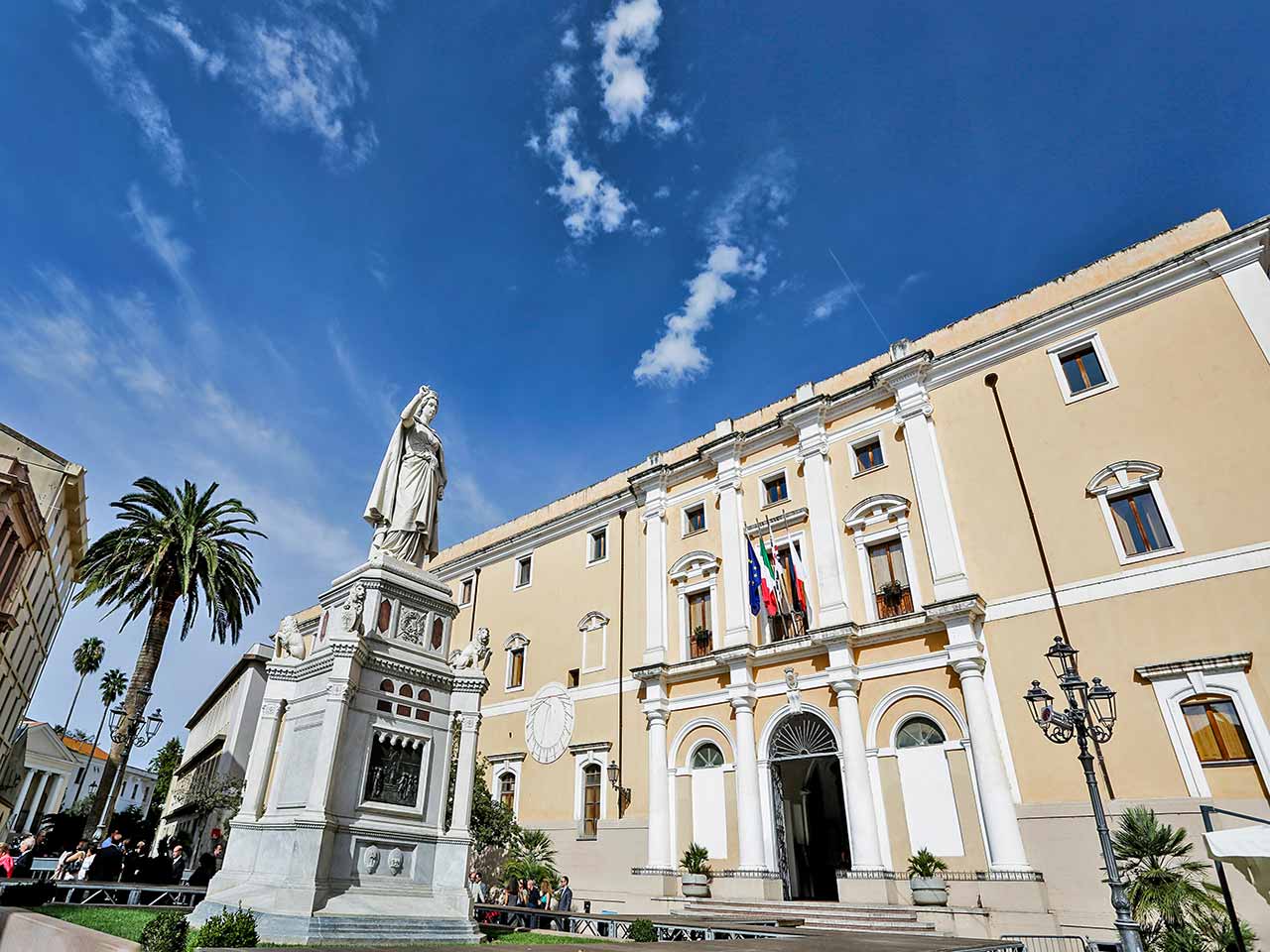 Sardegna in camper tra Oristano e il Sinis: Piazza Eleonora d'Arborea a Oristano