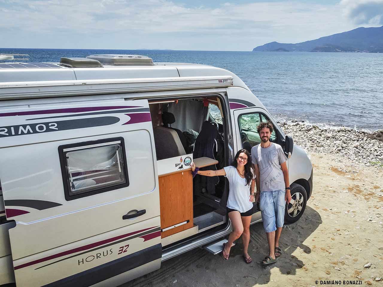 I due blogger e nomadi digitali Eleonora e Damiano che partecipano a Camper in Viaggio, trasmissione estiva di Rai1.