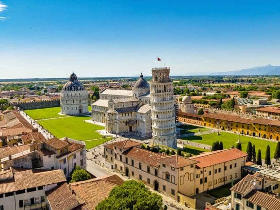 Veduta aerea di Piazza del Duomo a Pisa, la meta del viaggio in Toscana in camper a Pisa proposto dal PLEINAIRCLUB.