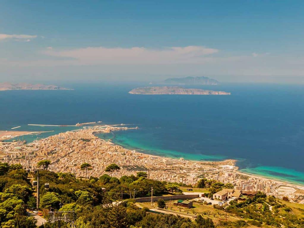 Trapani vista dal monte Erice, una delle mete consigliate dal PLEINAIRCLUB per vivere Pasqua e Pasquetta in camper.