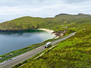 Un camper in marcia a Keem Bay, in Irlanda, lungo la Wild Atlantic Way, uno degli itinerari in camper da fare almeno una volta nella vita secondo il PLEINAIRCLUB.