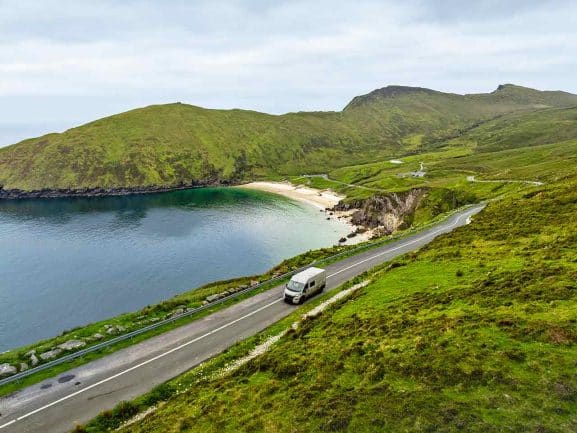 Un camper in marcia a Keem Bay, in Irlanda, lungo la Wild Atlantic Way, uno degli itinerari in camper da fare almeno una volta nella vita secondo il PLEINAIRCLUB.