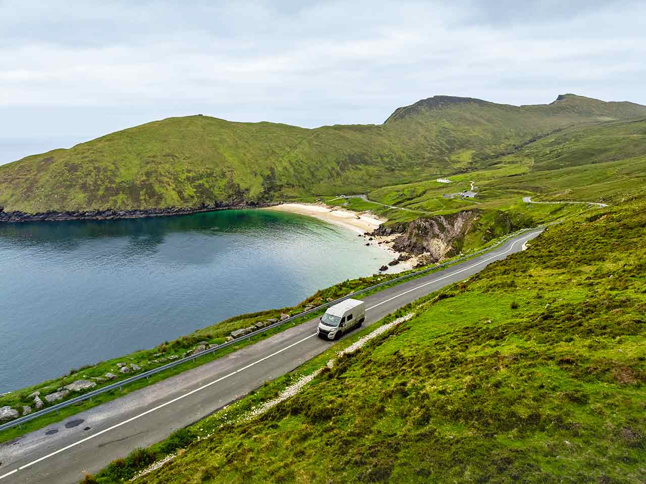 Un camper in marcia a Keem Bay, in Irlanda, lungo la Wild Atlantic Way, uno degli itinerari in camper da fare almeno una volta nella vita secondo il PLEINAIRCLUB.