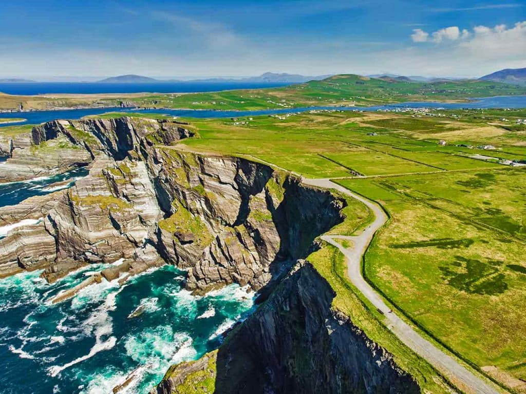 La Wild Atlantic Way accanto alle scogliere di Kerry Cliffs in Irlanda, uno degli itinerari in camper da fare almeno una volta nella vita secondo il PLEINAIRCLUB.