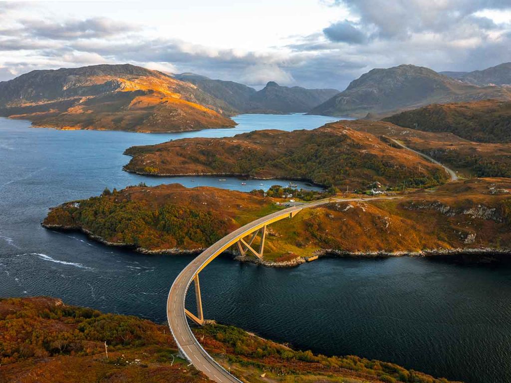 Veduta aerea del Ponte Kylesku lungo la NC500, uno degli itinerari da fare in camper almeno una volta nella vita secondo il PLEINAIRCLUB.