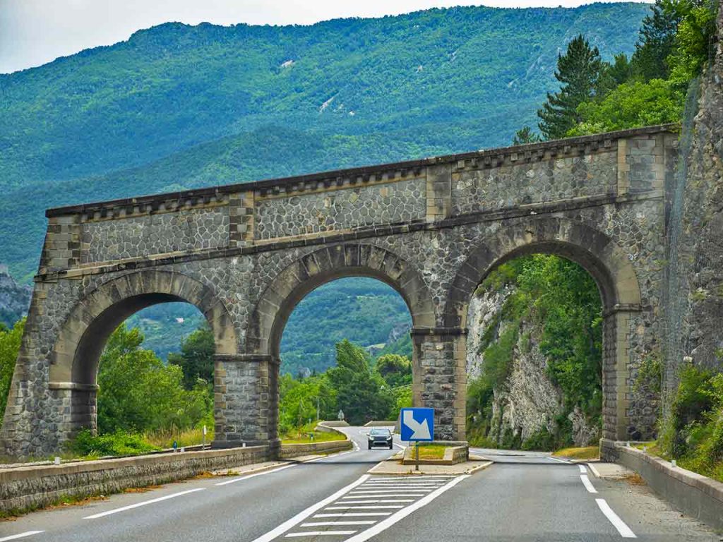Un tratto montano della Route Napoleon.