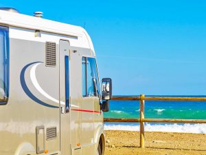 Un camper fermo in una delle aree di sosta camper al mare mare suggerite dal PLEINAIRCLUB.