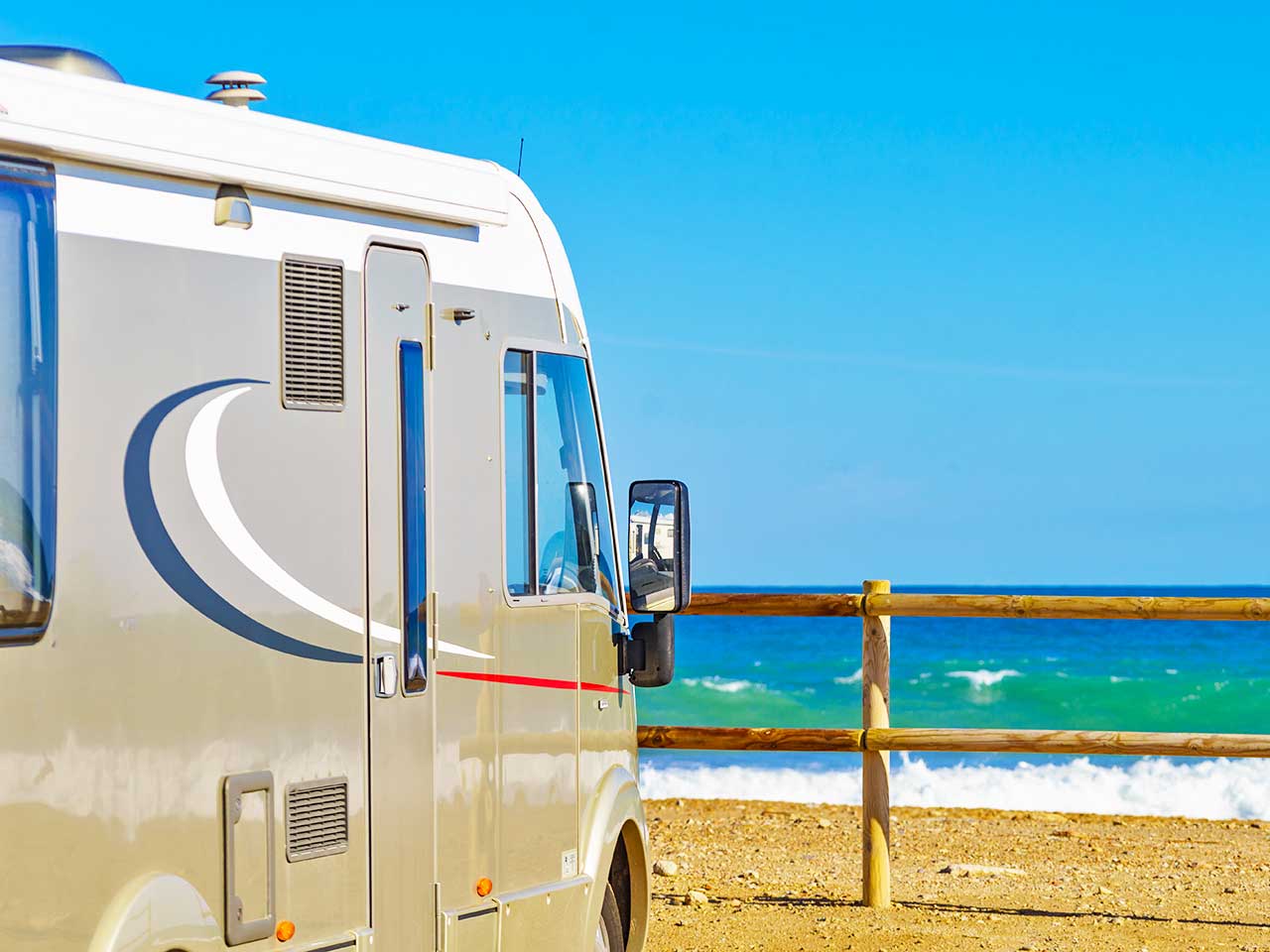 Un camper fermo in una delle aree di sosta camper al mare mare suggerite dal PLEINAIRCLUB.