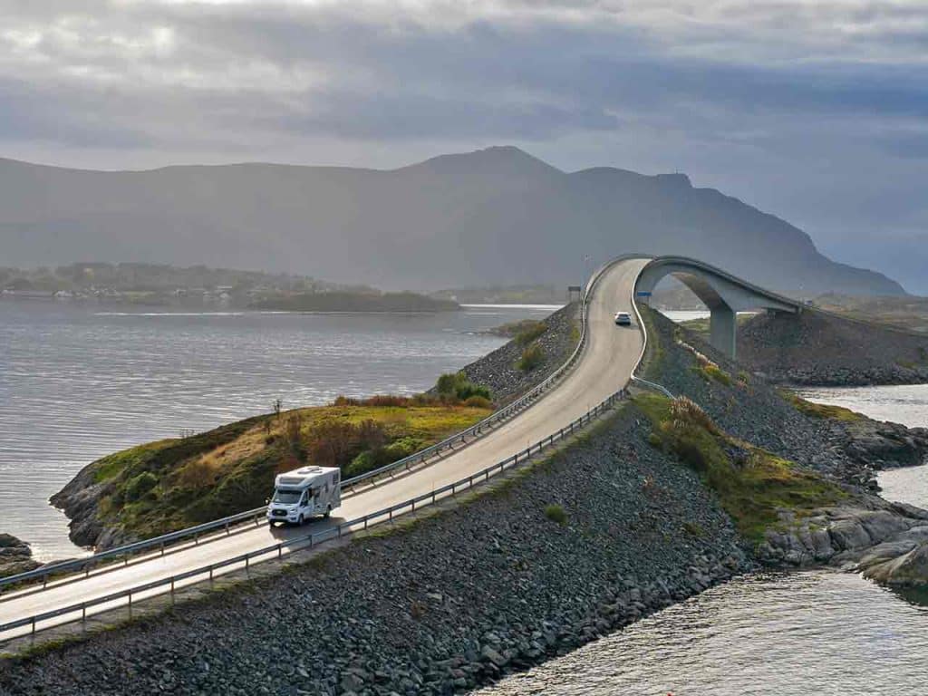 Il ponte Storseisundet sulla Atlanterhavsveien in Norvegia, uno dei viaggi pleinair in Europa da non perdere suggeriti dal PLEINAIRCLUB.