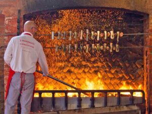 La cottura delle anguille allo spiedo nella Manifattura dei Marinati, uno dei piatti che si possono gustare alla Sagra dell'Anguilla a Comacchio.