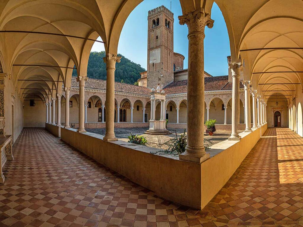 Il chiostro dell'Abbazia di Praglia.