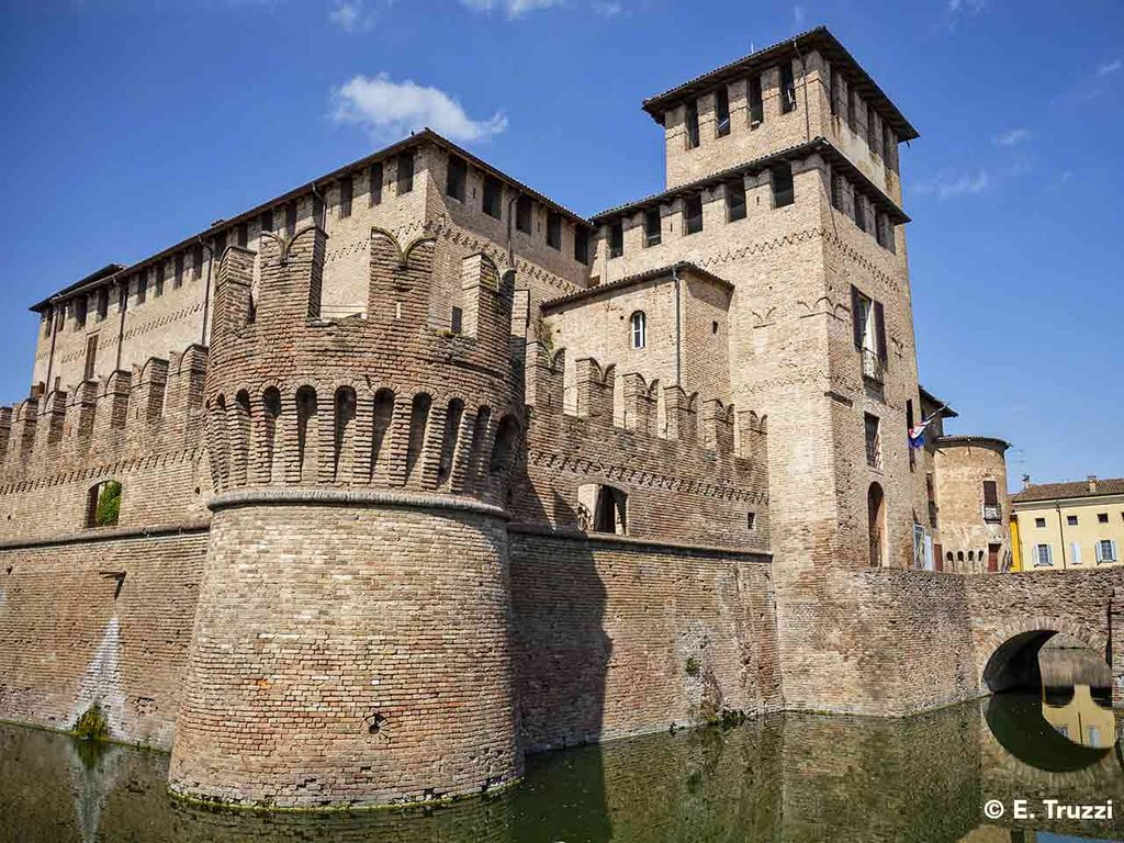 La bellissima Rocca Sanvitale a Fontanellato (PR), dove puoi portare i bambini in camper per festeggiare Halloween.