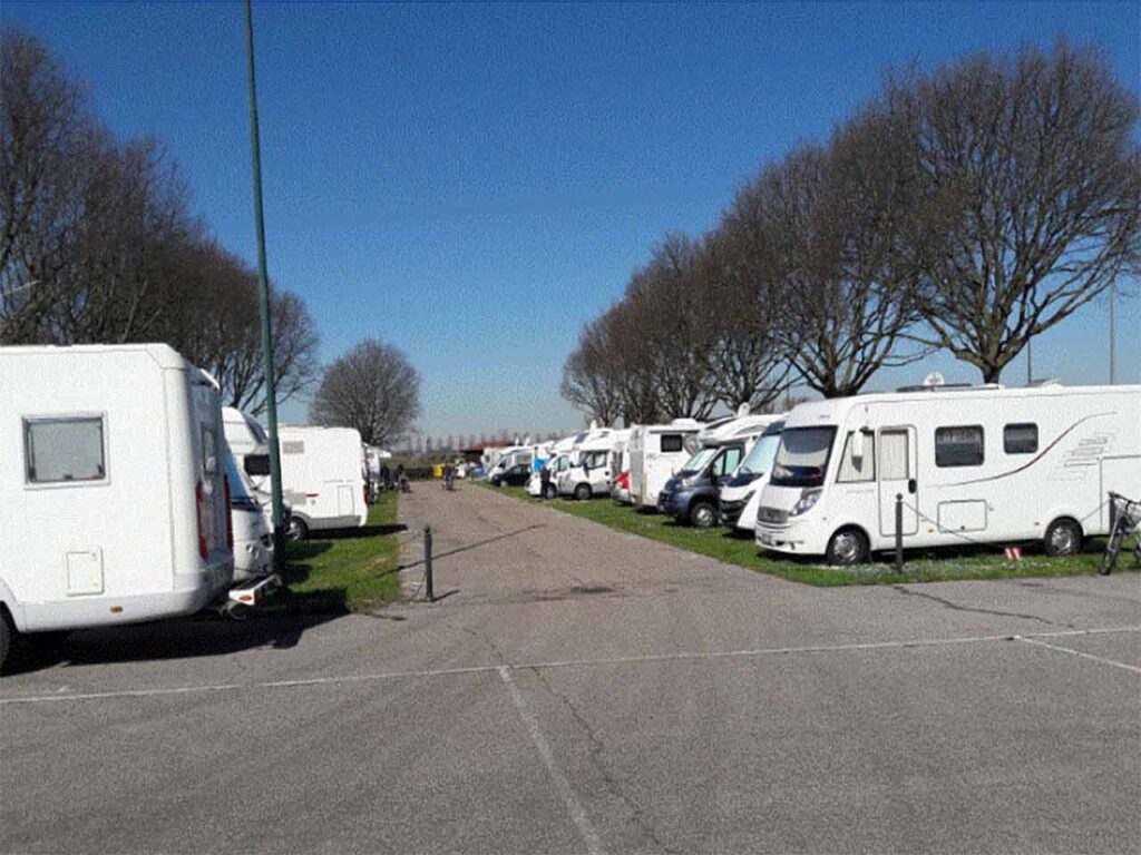 L'area sosta camper Parco Paganini a Grazie di Curtatone (MN).