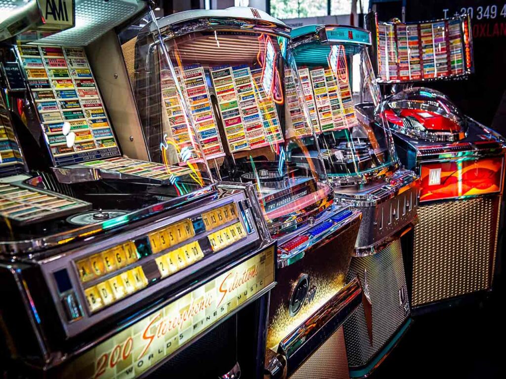 Juke box anni ‘60 in esposizione alla mostra mercato Mercanteinfiera a Parma, alla quale si può accedere con lo sconto offerto dal PLEINAIRCLUB.