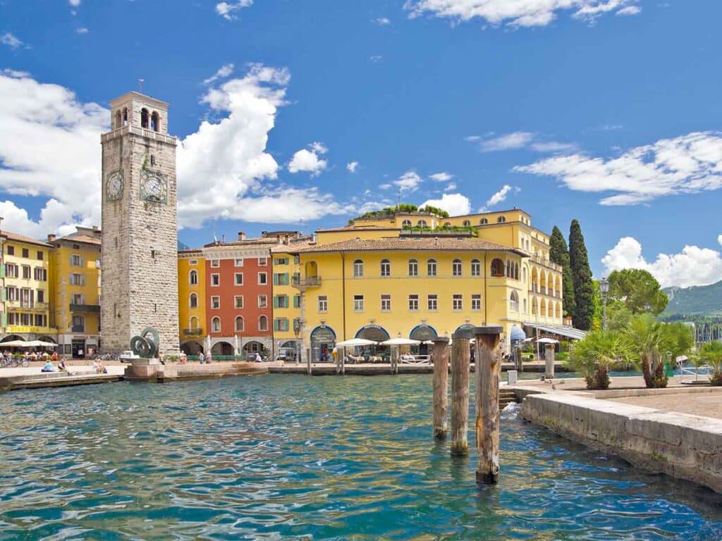 Piazza III Novembre a Riva del Garda, una delle tappe del viaggio in Trentino in camper nell'Alto Garda proposto dal PLEINAIRCLUB.
