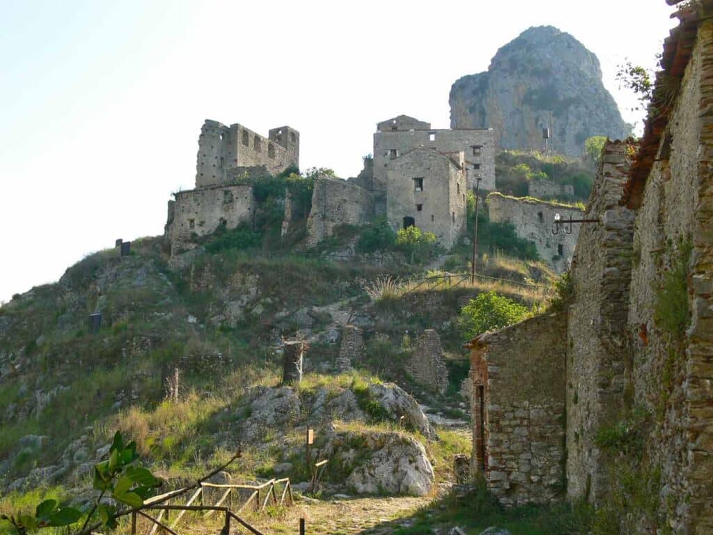 Campania in camper nel Cilento: il borgo fantasma di San Severino di Centola.