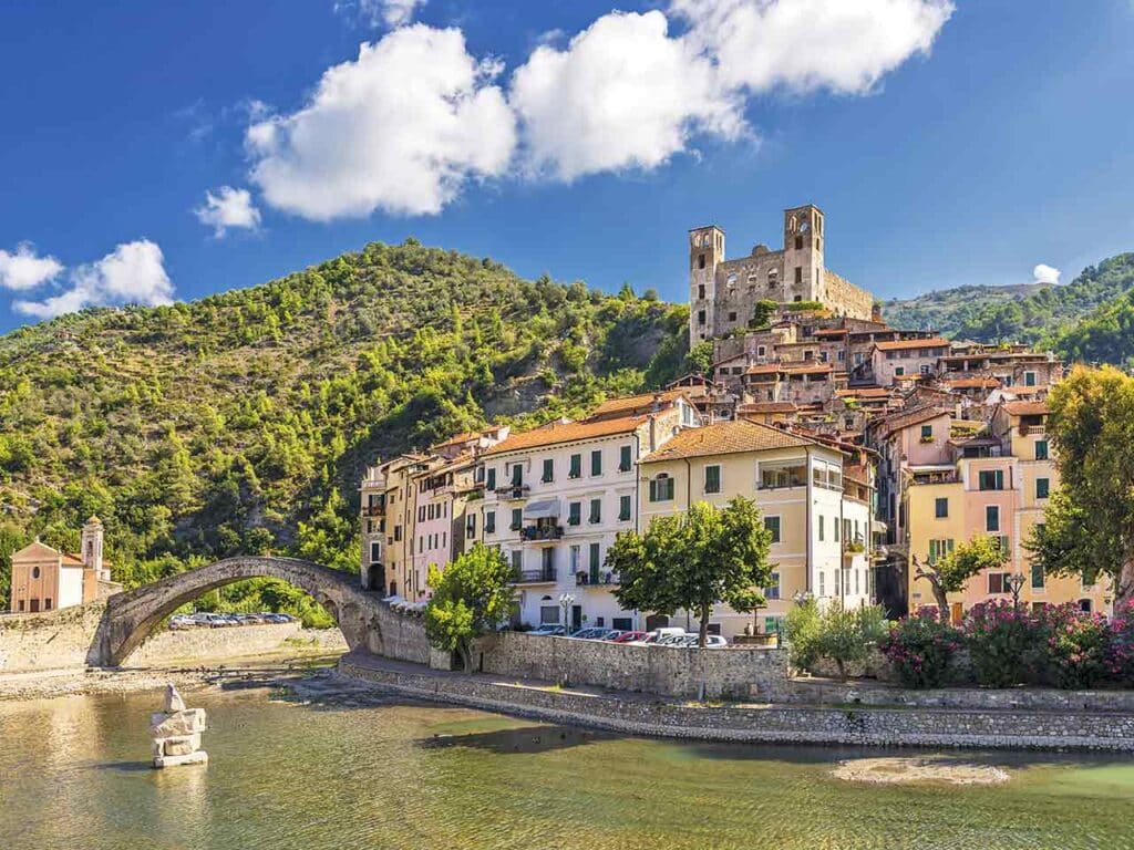 Il Ponte Vecchio e il centro storico di Dolceacqua, una delle tappe suggerite dal PLEINAIRCLUB per un tour in Liguria in camper lungo la Riviera dei Fiori.