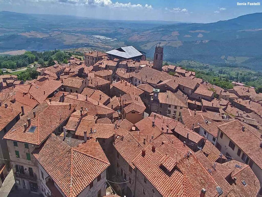 Veduta di Piancastagnaio, dove si tiene il Crastatone, una delle migliori sagre di castagne da vivere in camper