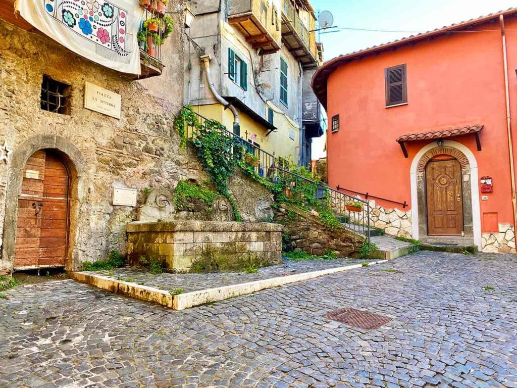 Scorcio del centro storico di Rocca di Papa, che ospita una delle migliori sagre di castagne da vivere in camper