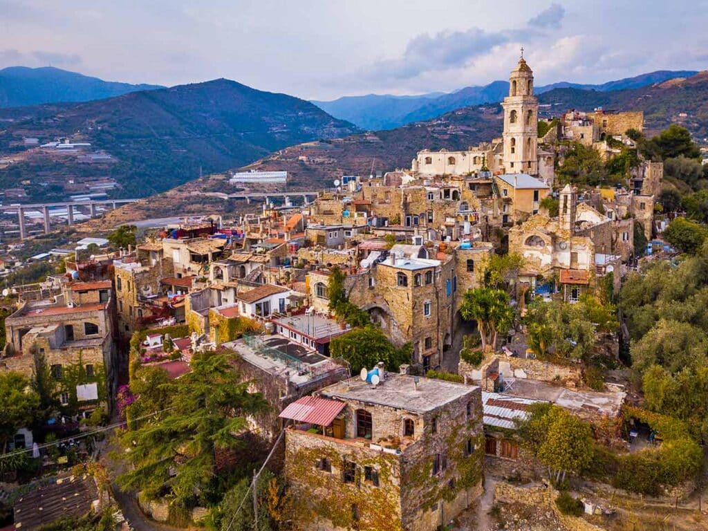 Panorama di Bussana Vecchia, una delle tappe suggerite dal PLEINAIRCLUB per un tour in Liguria in camper lungo la Riviera dei Fiori.